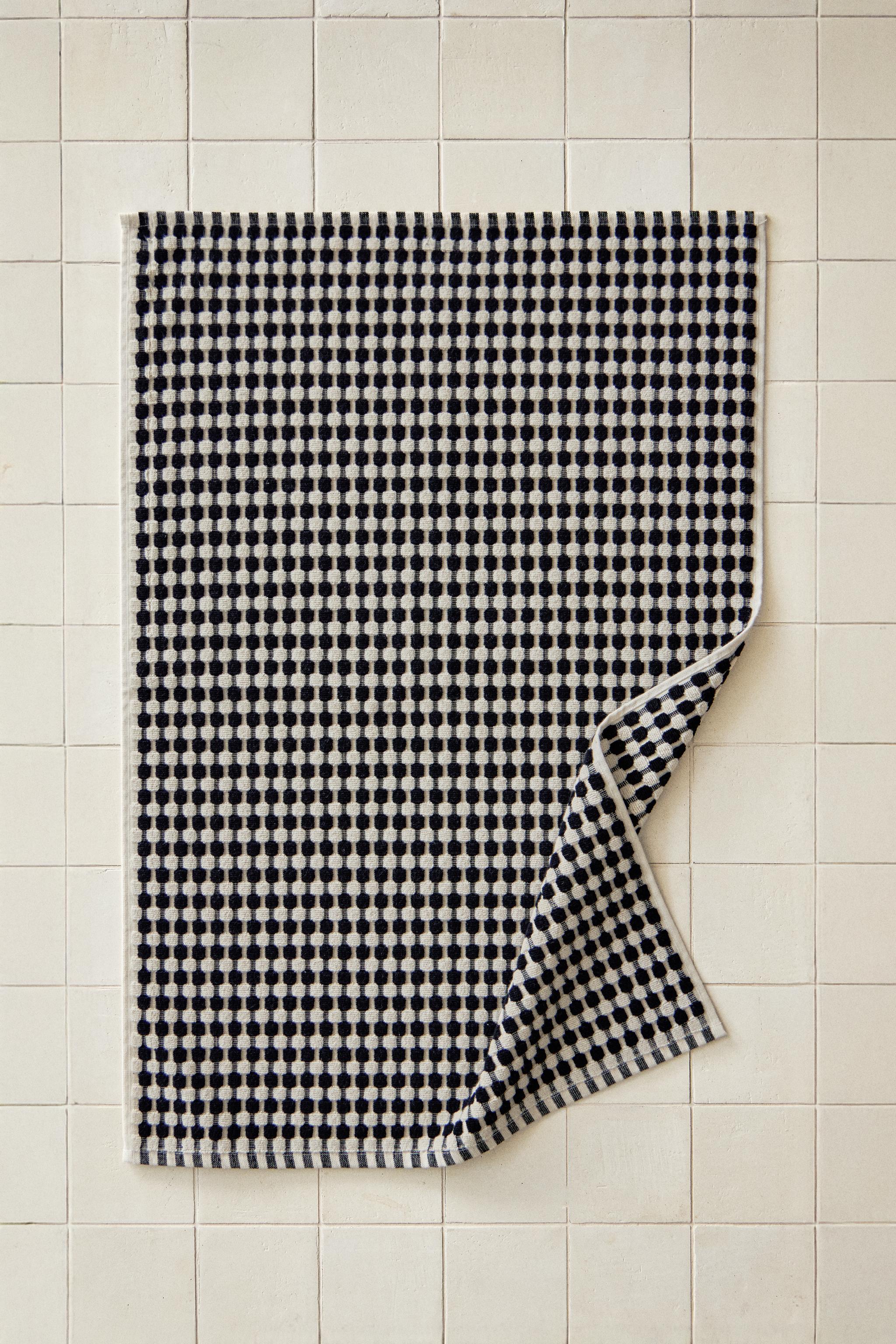 TEXTURED WAFFLE BATH MAT